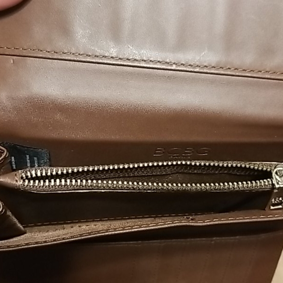 BCBG PARIS Tri-Fold Wallet - Boxed - Picture 13 of 13